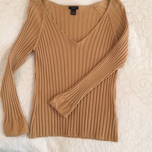 Q.U.E. Long Sleeve Top